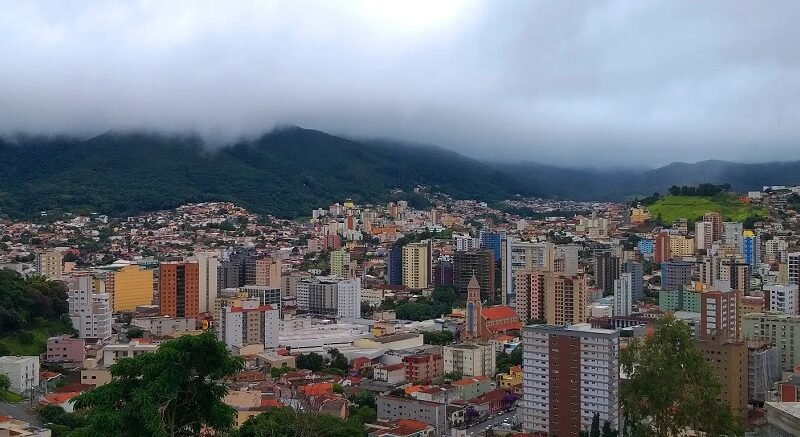 vista panorâmica do centro de Poços de Caldas com tempo fechado