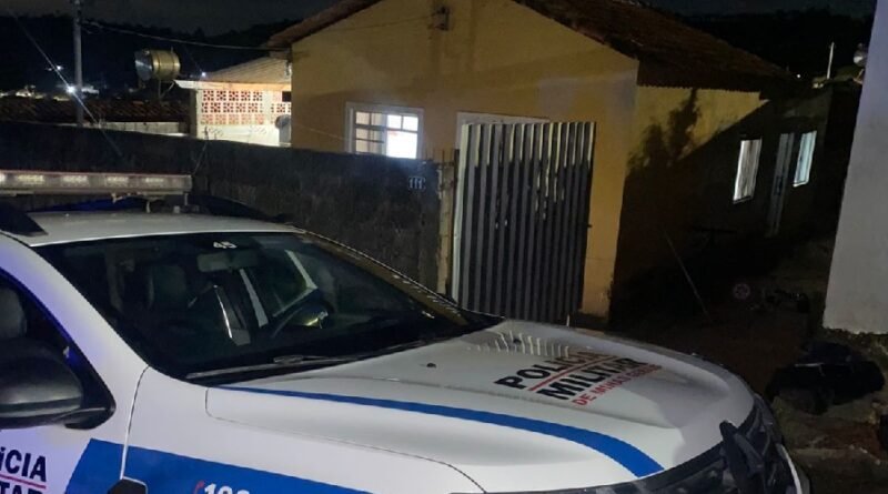 viatura da pm durante ocorrência de tentativa de feminicidio