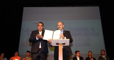 prefeito de Poços de Caldas Paulo Ney e o governador de Minas Gerais, Mateus Simões durante cerimônia de transferência simbólica da capital mineira para Poços de Caldas-MG