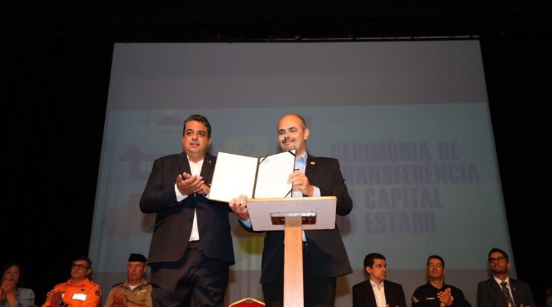 prefeito de Poços de Caldas Paulo Ney e o governador de Minas Gerais, Mateus Simões durante cerimônia de transferência simbólica da capital mineira para Poços de Caldas-MG
