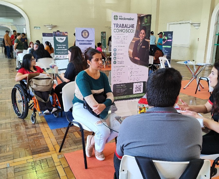 candidatos em busca de uma vaga de emprego durante a 2ª edição do Sistema Mercado Emprego do Senac em Poços de Caldas