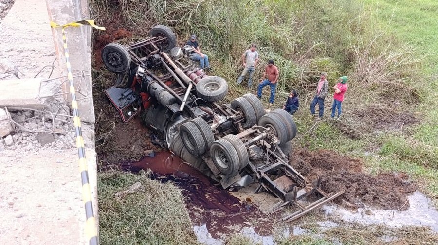caminhão que caiu de uma ponte na BR 267 em Campestre-MG