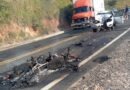 Mãe e filho morrem em acidente entre moto e carro na MGC 146 moto incendiada após colisão com um carro na mgc 146 em Jacutinga (MG)