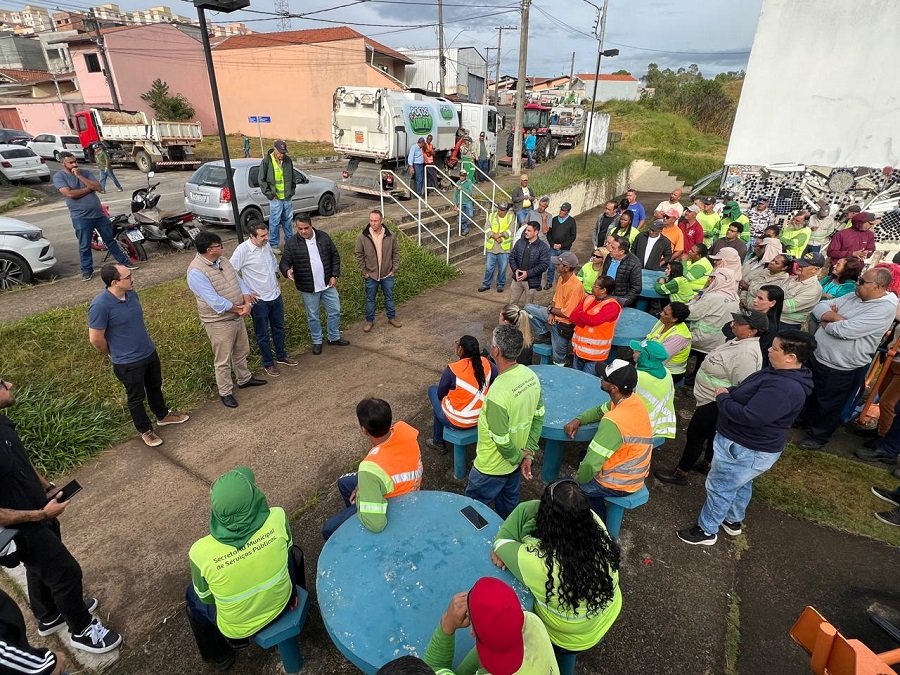 servidores municipais durante o lançamento do projeto chega junto