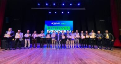 Poços é destaque em Fórum de Cidades Digitais e Inteligentes e recebe prêmio de Prefeito Inovador prefeitos durante o Fórum de Cidades Digitais e Inteligentes do Sul de Minas