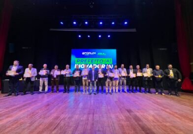 Poços é destaque em Fórum de Cidades Digitais e Inteligentes e recebe prêmio de Prefeito Inovador prefeitos durante o Fórum de Cidades Digitais e Inteligentes do Sul de Minas