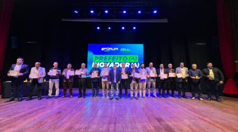 Poços é destaque em Fórum de Cidades Digitais e Inteligentes e recebe prêmio de Prefeito Inovador prefeitos durante o Fórum de Cidades Digitais e Inteligentes do Sul de Minas