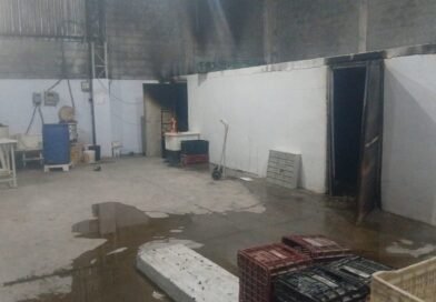 Bombeiros combatem incêndio em forno de fábrica de ração galpão de fábrica de ração em Poços de Caldas