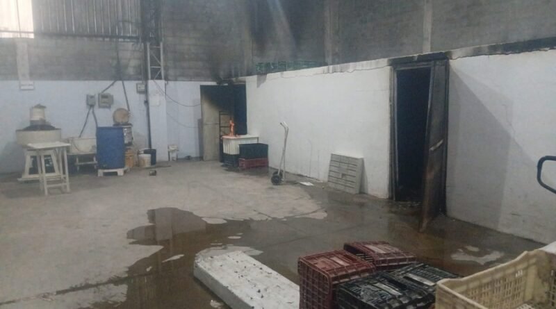 Bombeiros combatem incêndio em forno de fábrica de ração galpão de fábrica de ração em Poços de Caldas
