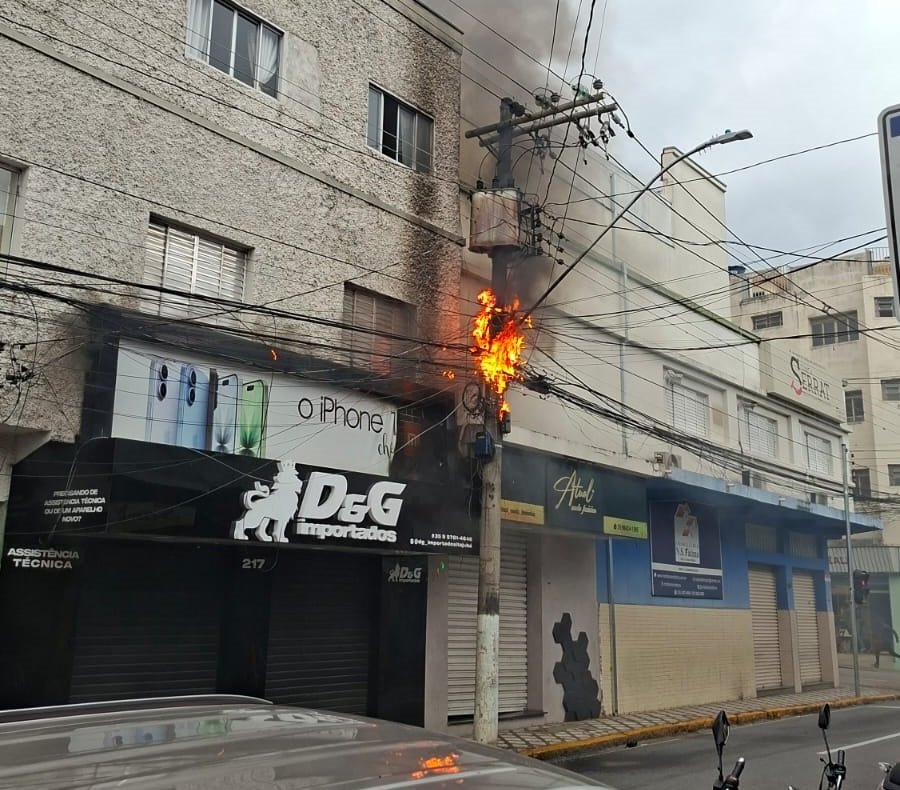 transformador de energia elétrica em chamas