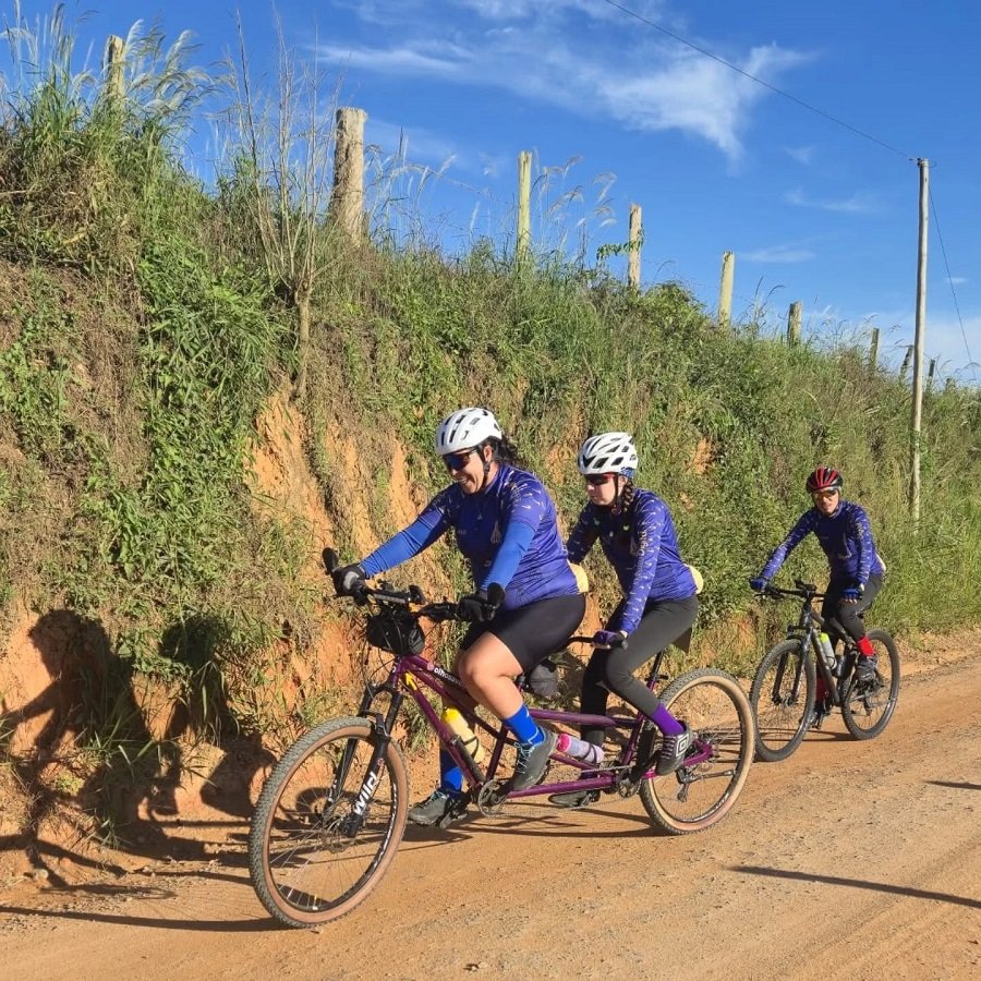 ciclistas durante o pedal inclusivo