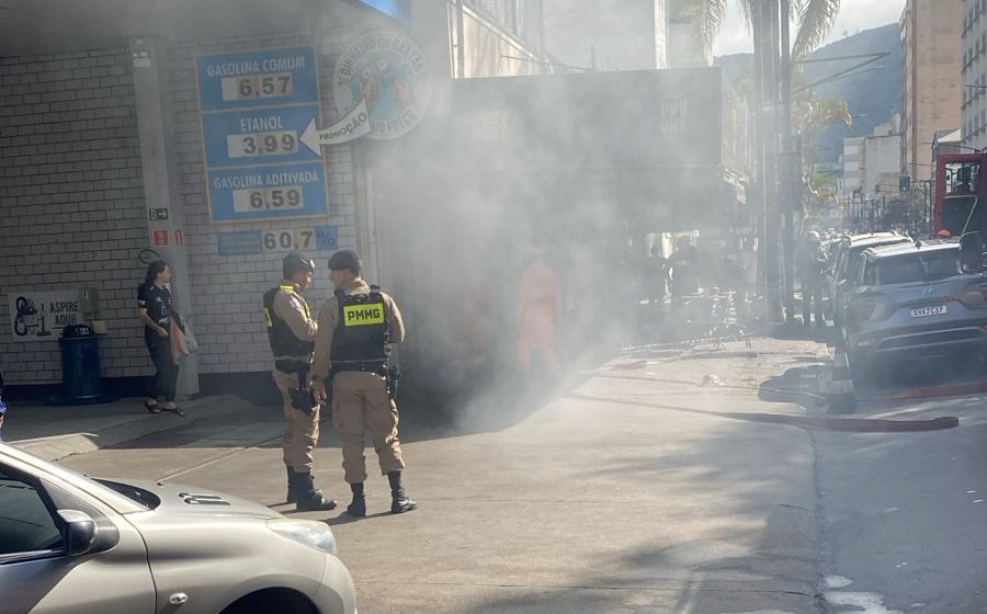 policiais militares próximo a um estabelecimento com princípio de incêndio em Poços de Caldas