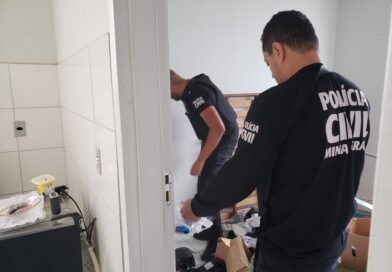 Suspeitos de matar e atear fogo em vítima são presos pela Policia Civil policiais civis durante prisão de suspeitos de homicídio