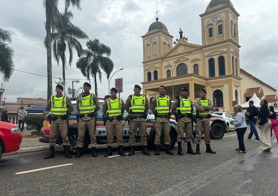 policiais militares em frente ao santuário de Santa Rita de Cássia em Santa Rita de Caldas