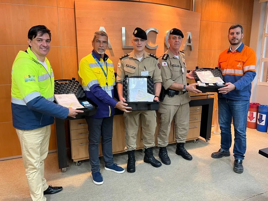Fabio Costa e Mário Lúcio, supervisores de Gestão Social e de Segurança Patrimonial da Alcoa; Major PM Gilberto Ormastroni Neto, subcomandante do 29º BPM; Ten.Cel. André Luís da Silva, comandante do 29º Batalhão de Polícia Militar de Poços de Caldas; e Rodrigo Giannotti, diretor da Alcoa.
