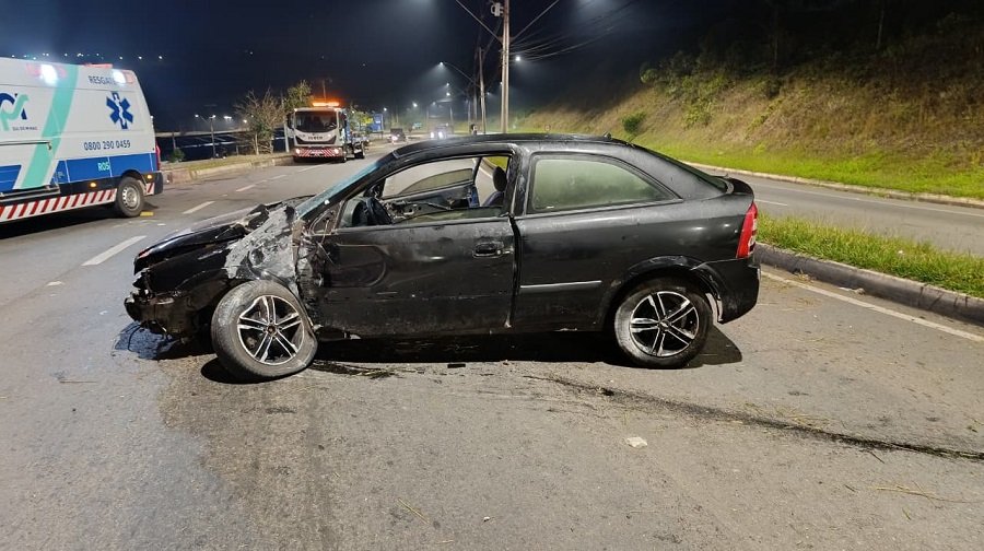 carro acidentado na Avenida Alcoa
