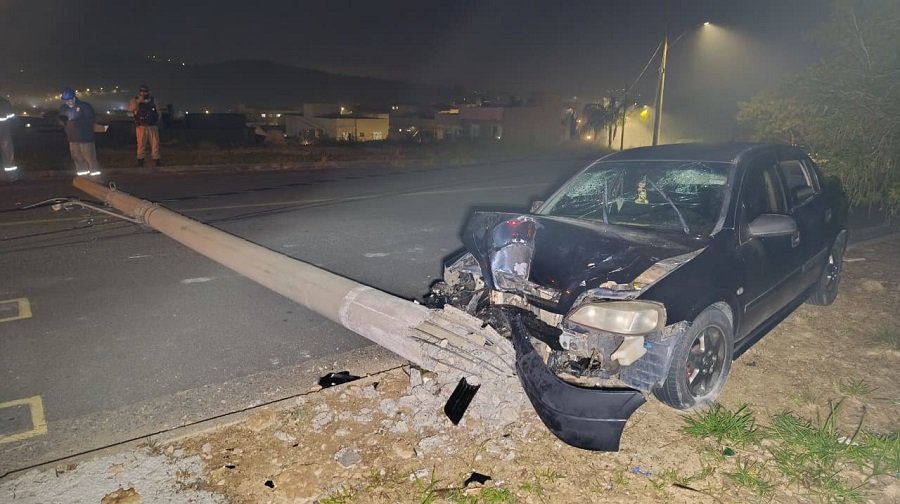 carro que bateu em um poste na zona leste
