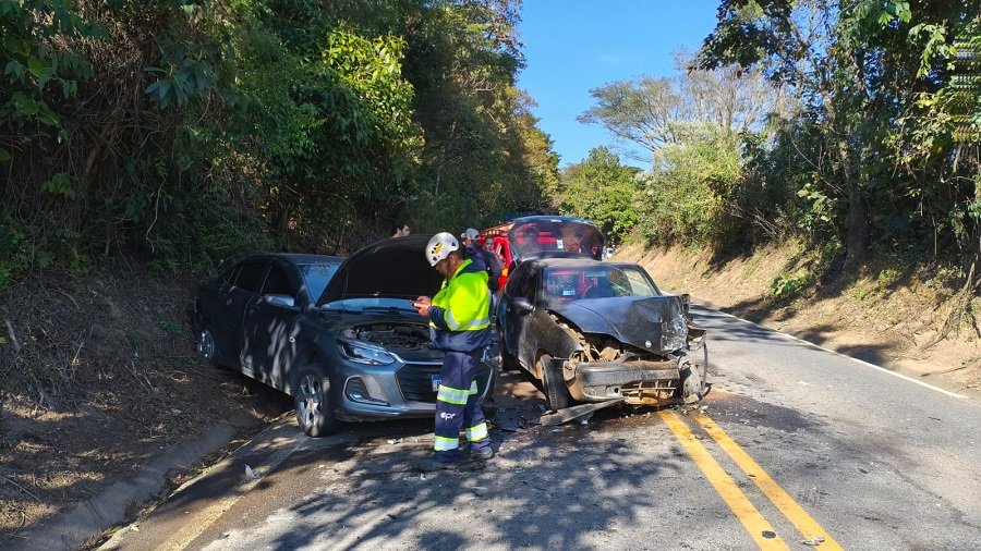 veículos envolvidos em acidente na MG 455 em Andradas
