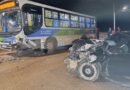Passageiros ficam feridos em acidente entre ônibus e carro na Avenida Celanese onibus da floramar e um carro envolvidos em acidente