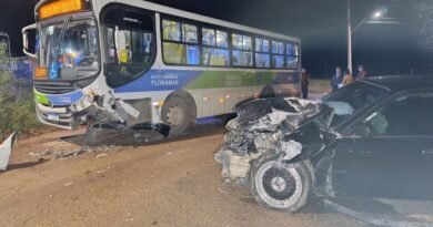 Passageiros ficam feridos em acidente entre ônibus e carro na Avenida Celanese onibus da floramar e um carro envolvidos em acidente