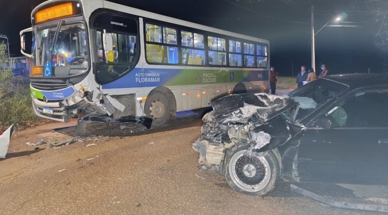 Passageiros ficam feridos em acidente entre ônibus e carro na Avenida Celanese onibus da floramar e um carro envolvidos em acidente