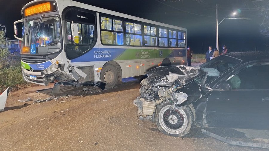 onibus da floramar e um carro envolvidos em acidente