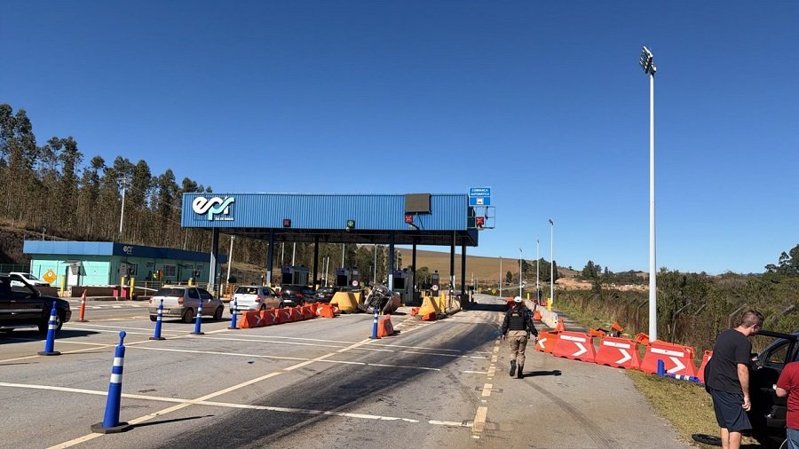 acidente praça de pedágio em Poços de Caldas