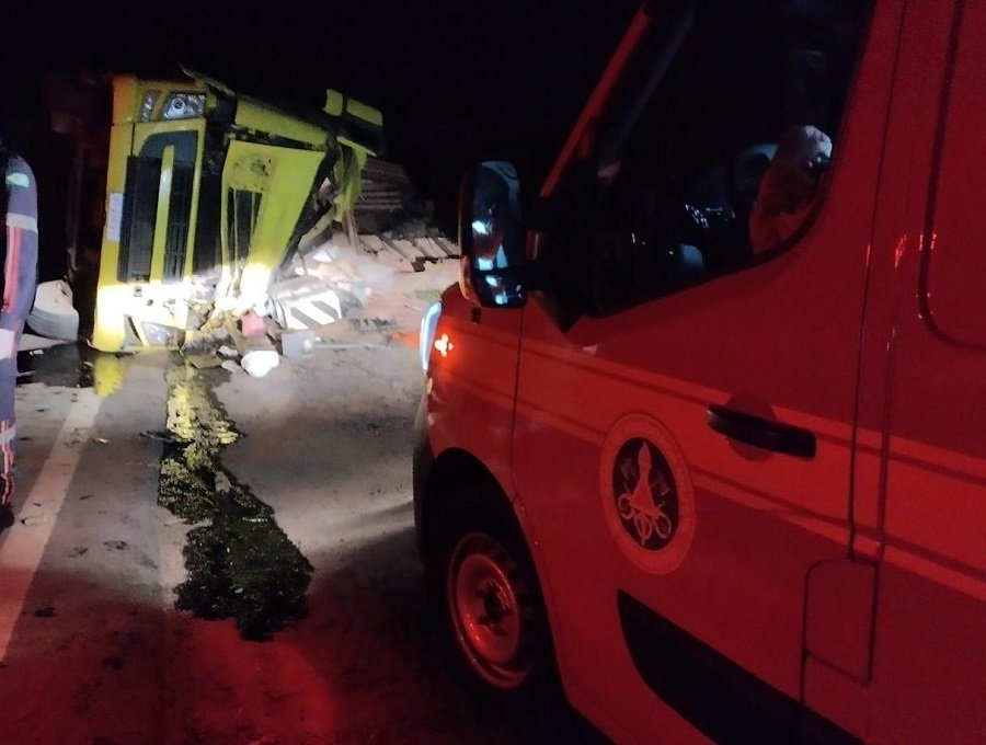 viatura do corpo de bombeiros e caminhão acidentado na MG 455