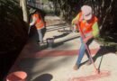 Programa Chega Junto mobiliza diversas secretarias e leva melhorias aos bairros de Poços servidoras pintando calçada