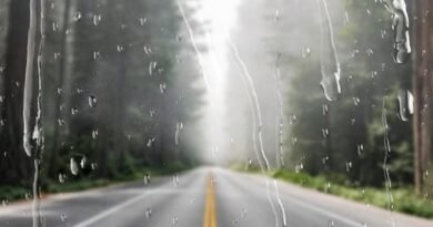 Concessionária alerta motoristas sobre chuva em rodovias na região chuva no para-brisa de carro em rodovia