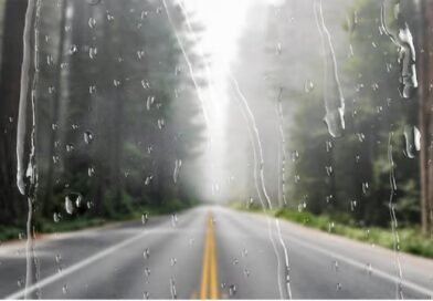 Concessionária alerta motoristas sobre chuva em rodovias na região chuva no para-brisa de carro em rodovia