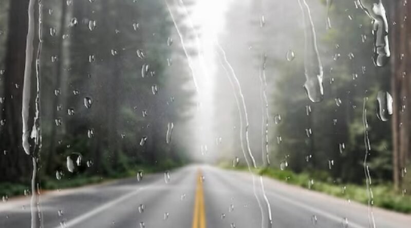 Concessionária alerta motoristas sobre chuva em rodovias na região chuva no para-brisa de carro em rodovia