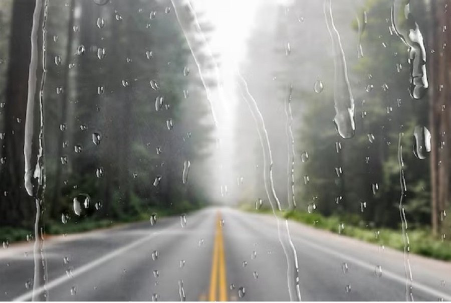 chuva no para-brisa de carro em rodovia