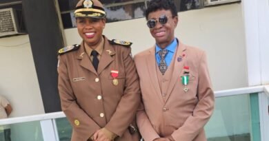 Ex-Comandante do Corpo de Bombeiros Militar de Poços de Caldas recebe a Medalha do Mérito Dever Cumprido Coronel Cleide Barcelos dos Reis Rodrigues, Comandante Geral da Polícia Militar de Minas Gerais e o ex-comandante ex-Comandante do Corpo de Bombeiros Militar de Poços de Caldas, Tenente-Coronel Veterano José Benedito - foto Corpo de Bombeiros