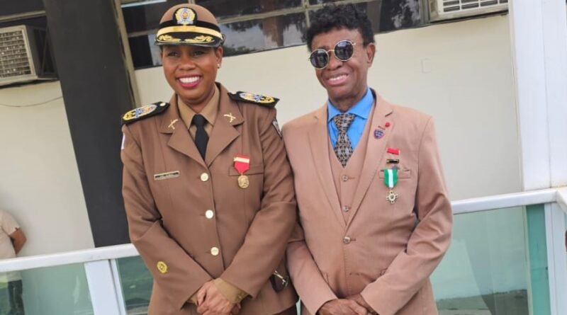 Ex-Comandante do Corpo de Bombeiros Militar de Poços de Caldas recebe a Medalha do Mérito Dever Cumprido Coronel Cleide Barcelos dos Reis Rodrigues, Comandante Geral da Polícia Militar de Minas Gerais e o ex-comandante ex-Comandante do Corpo de Bombeiros Militar de Poços de Caldas, Tenente-Coronel Veterano José Benedito - foto Corpo de Bombeiros