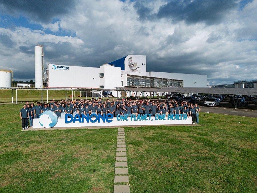 funcionários da Danone em frente a fábrica