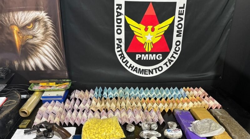 Jovem é preso por envolvimento com o tráfico de drogas na região leste drogas, armas e dinheiro apreendidas pela PM