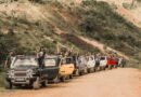 Poços de Caldas sedia 6º Encontro Nacional de Trolleiras vários jeeps troller em fileira em estrada de terra na zona rural de Poços de Caldas