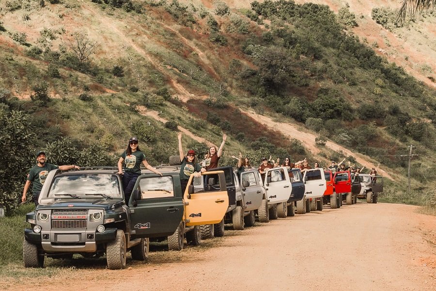 vários jeeps troller em fileira em estrada de terra na zona rural de Poços de Caldas