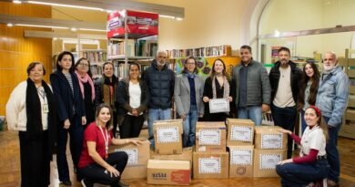 Flipoços 2026 transforma solidariedade em leitura e doa quase mil livros para instituições de Poços de Caldas e região entrega de livros areecados durante o Flipoços 2026