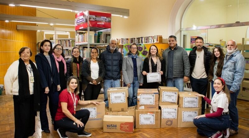 Flipoços 2026 transforma solidariedade em leitura e doa quase mil livros para instituições de Poços de Caldas e região entrega de livros areecados durante o Flipoços 2026