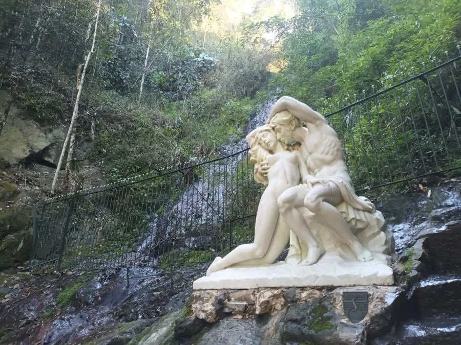 estátua casal se beijando na fonte dos amores em Poços de Caldas