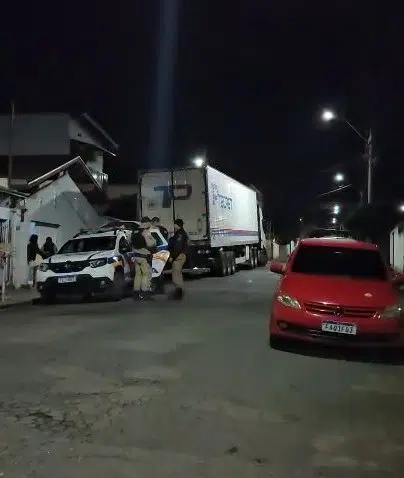 policiais militares na cena de um homicídio