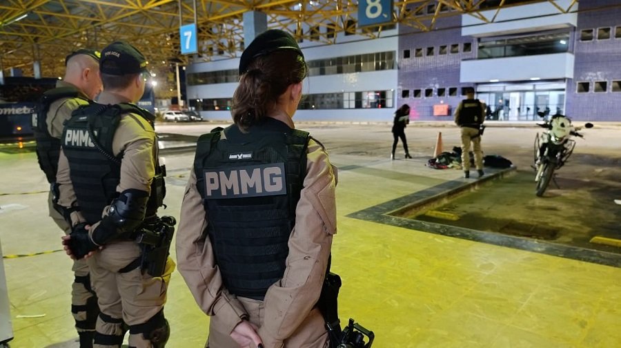 perita da policia civil e policiais militares no terminal rodoviário após um homicídio