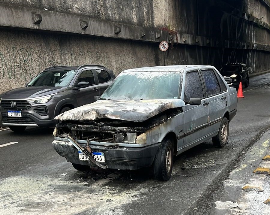 carro incendiado na trincheira
