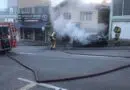 Carro fica destruído após incêndio na Corrêa Neto bombeiros combatendo incêndio em carro na Correa Neto