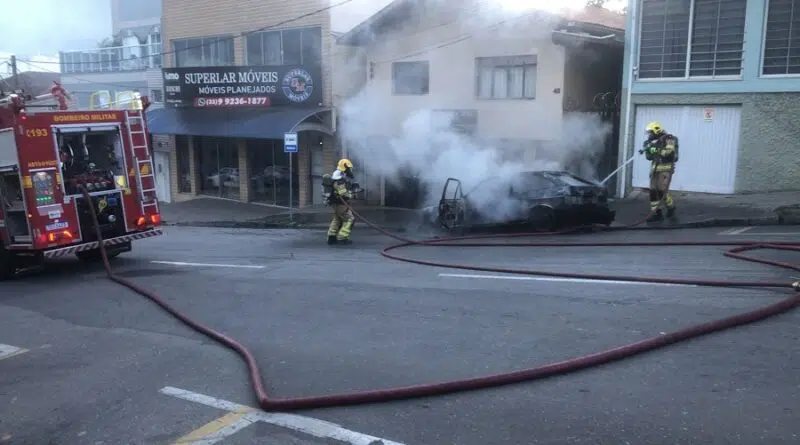 Carro fica destruído após incêndio na Corrêa Neto bombeiros combatendo incêndio em carro na Correa Neto