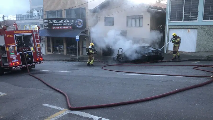 bombeiros combatendo incêndio em carro na Correa Neto