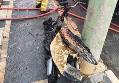 Curto-circuito em bateria de moto elétrica pode ter causado incêndio em residência moto elétrica incendiada