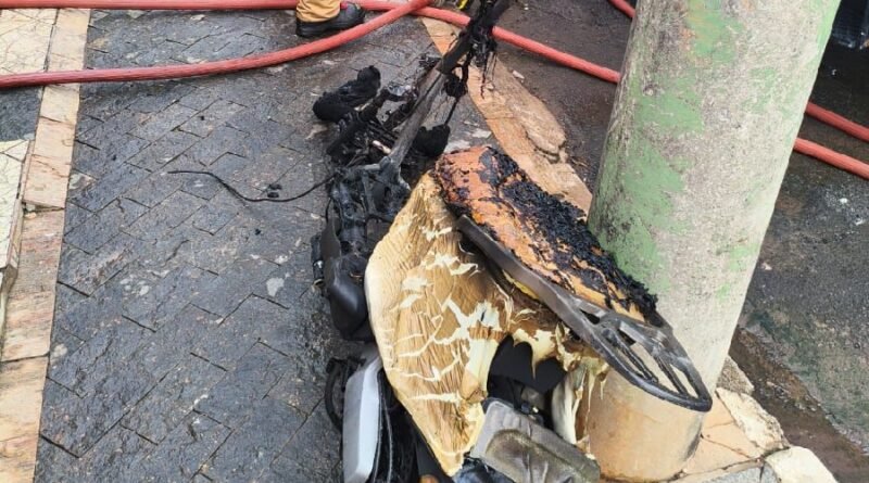 Curto-circuito em bateria de moto elétrica pode ter causado incêndio em residência moto elétrica incendiada